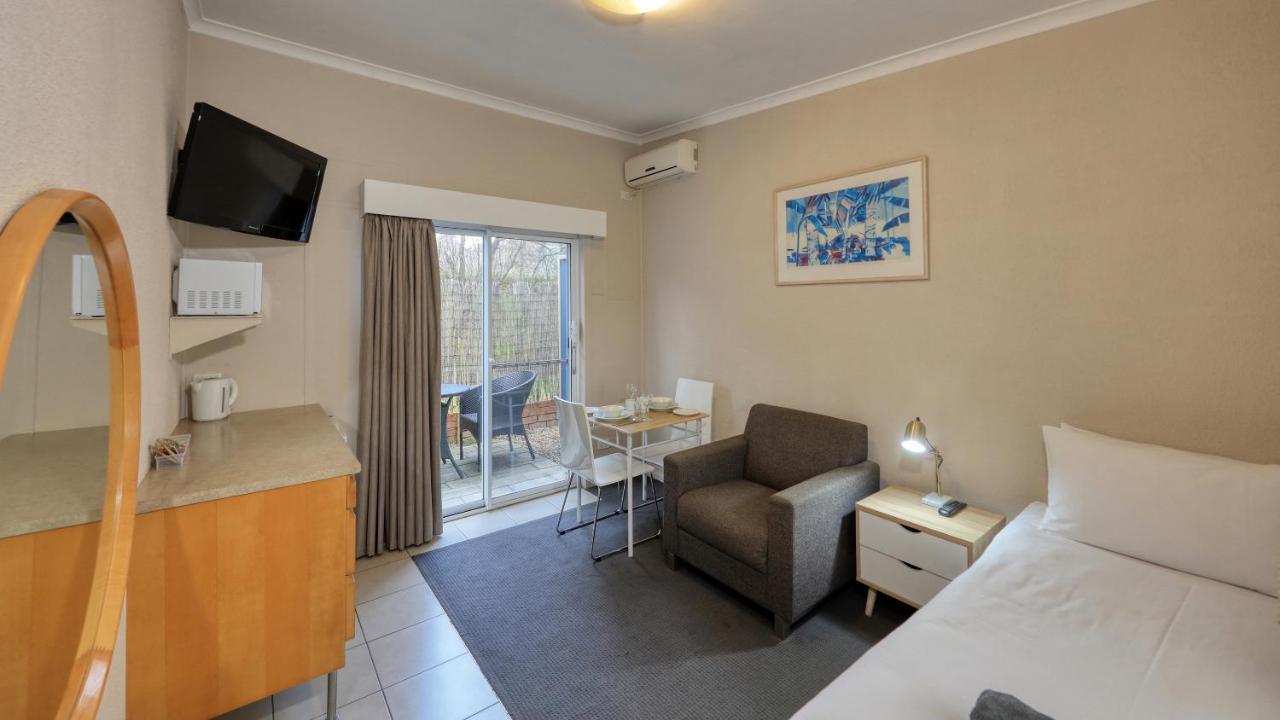 Hamilton Hume Motor Inn Yass Esterno foto